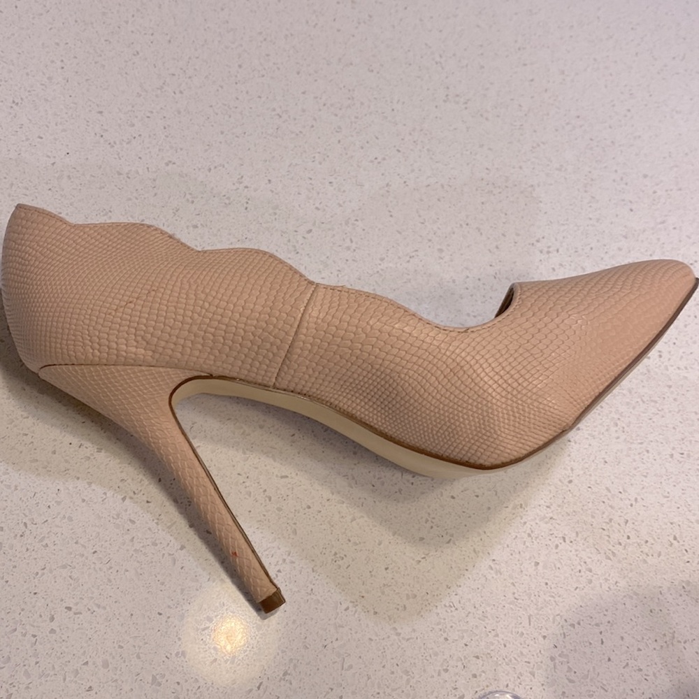 Just Fab light pink scalloped leather heels. EXCELLENT CONDITION - Picture 5 of 5